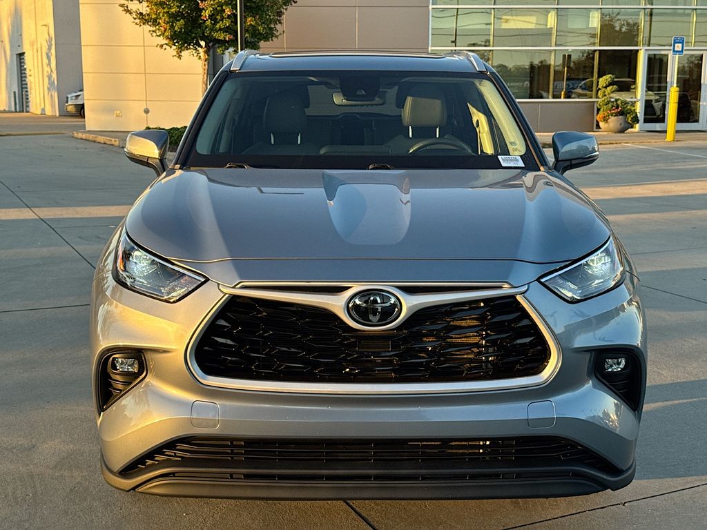 2022 Toyota Highlander XLE photo 3