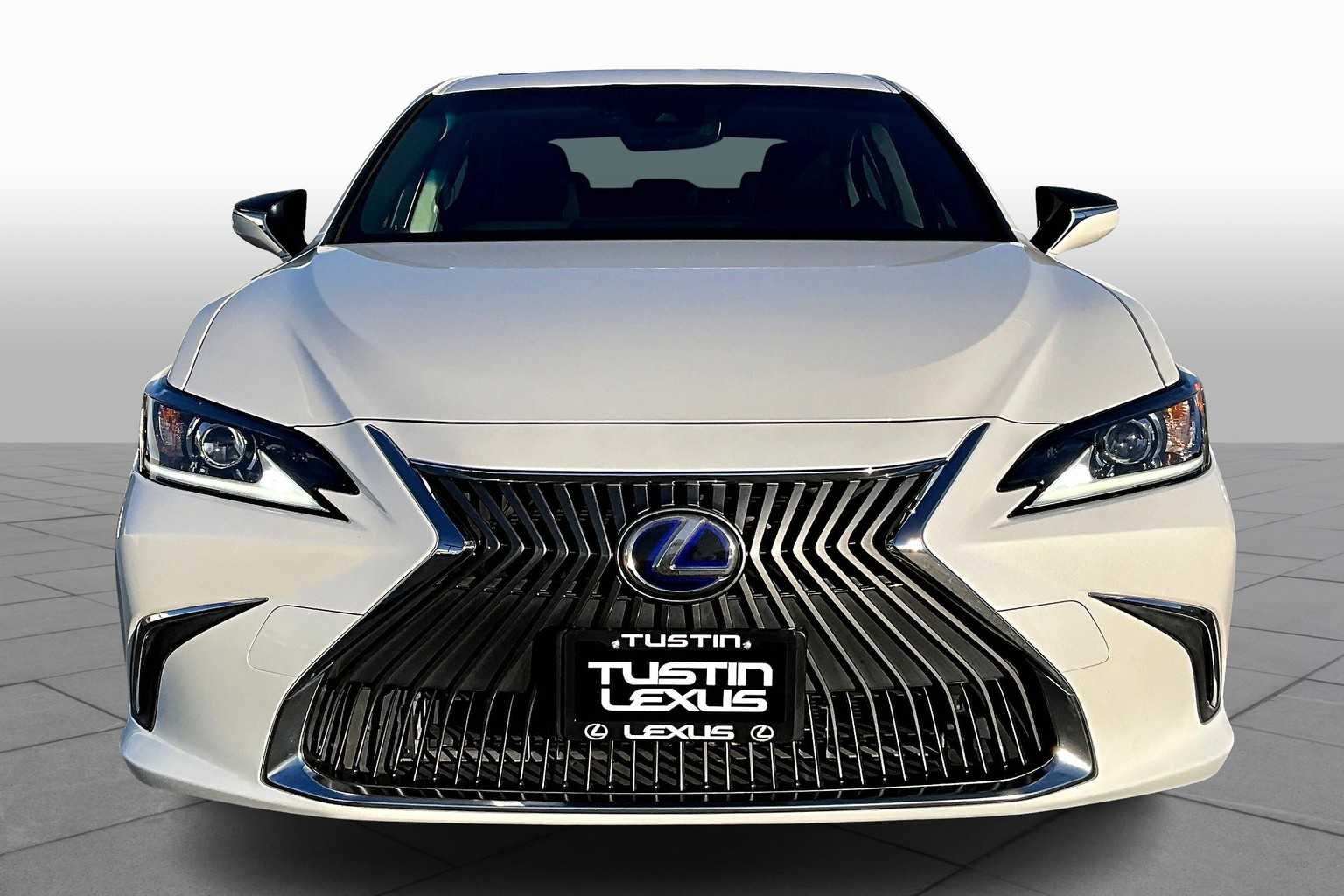 2019 Lexus ES 300h photo 3