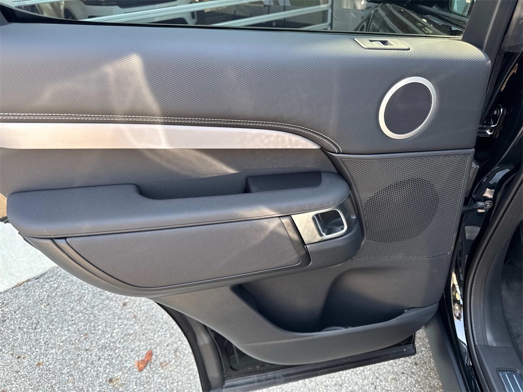 2025 Land Rover Discovery SE photo 14