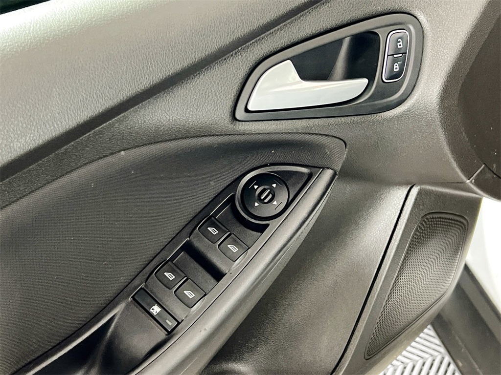 2016 Ford Focus SE photo 12
