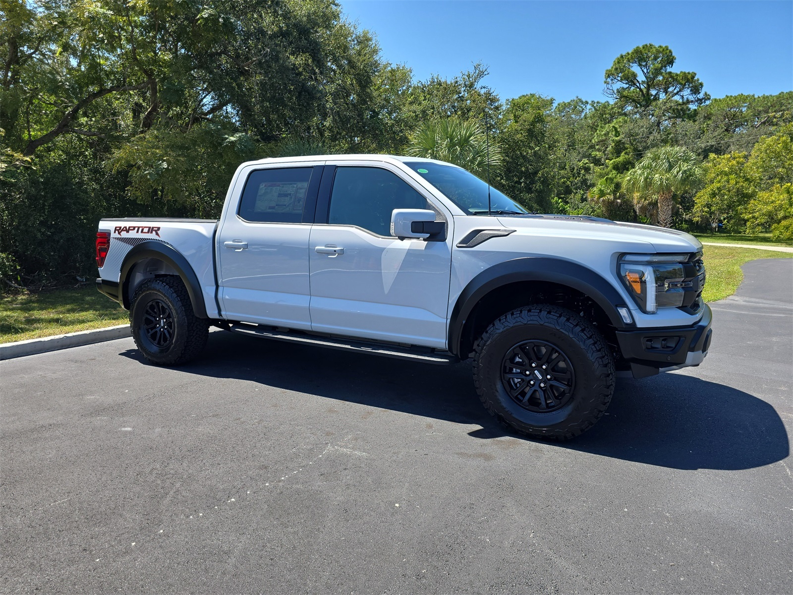 2025 Ford F-150 Raptor photo 2