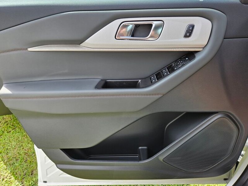2025 Ford Explorer photo 20