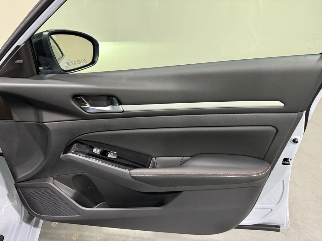 2025 Nissan Altima SR photo 19
