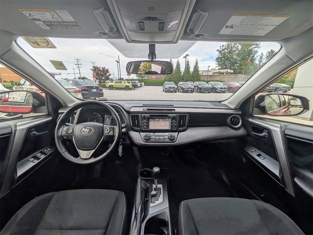 2016 Toyota RAV4 XLE photo 9