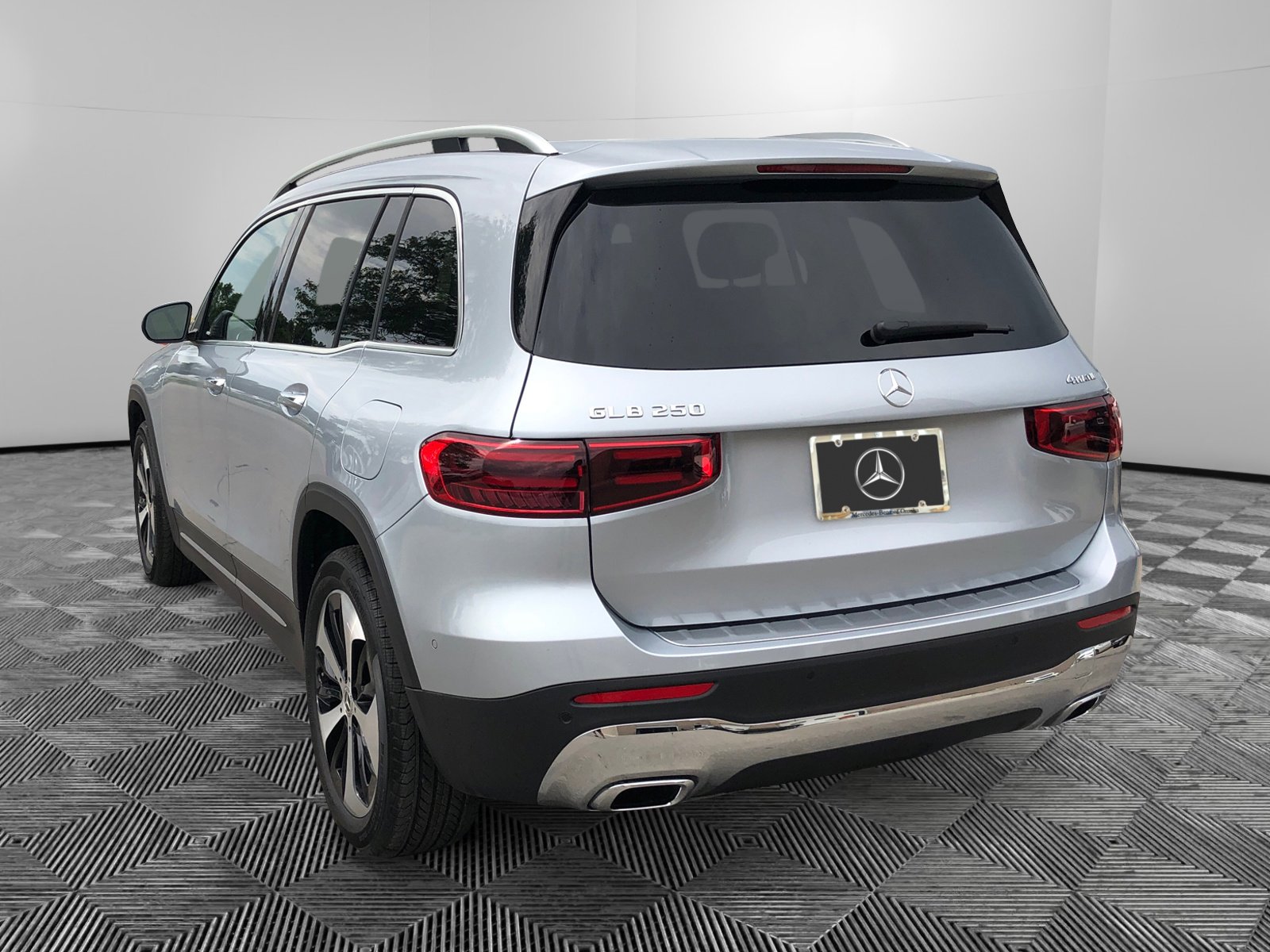 2025 Mercedes Benz GLB 250 4MATIC photo 3