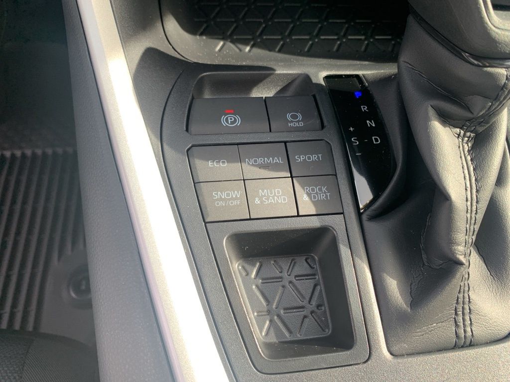 2025 Toyota RAV4 XLE photo 13