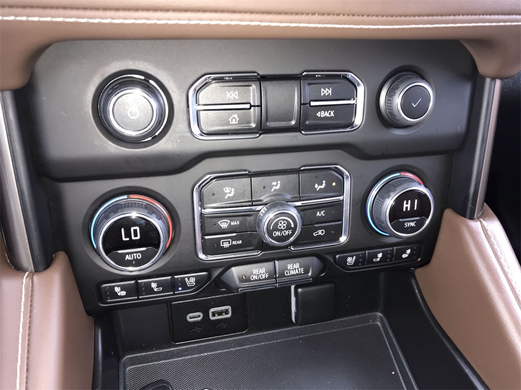 2023 Chevrolet Suburban High Country photo 18