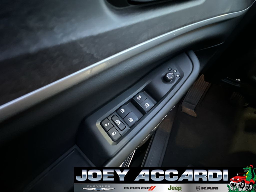 2025 Jeep Grand Cherokee Limited photo 13