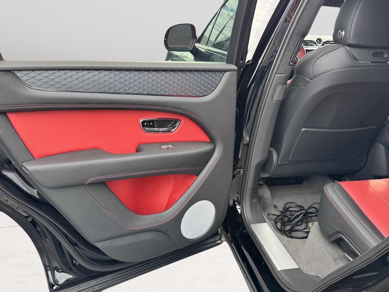 2024 Bentley Bentayga V8 photo 29