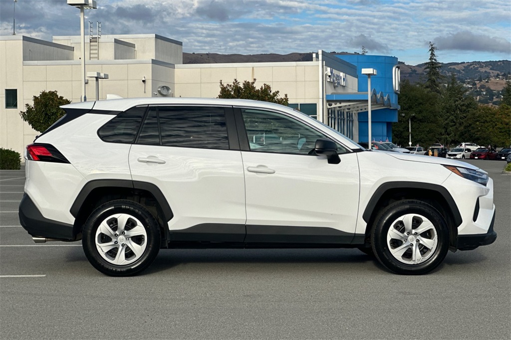 2024 Toyota RAV4 LE photo 3