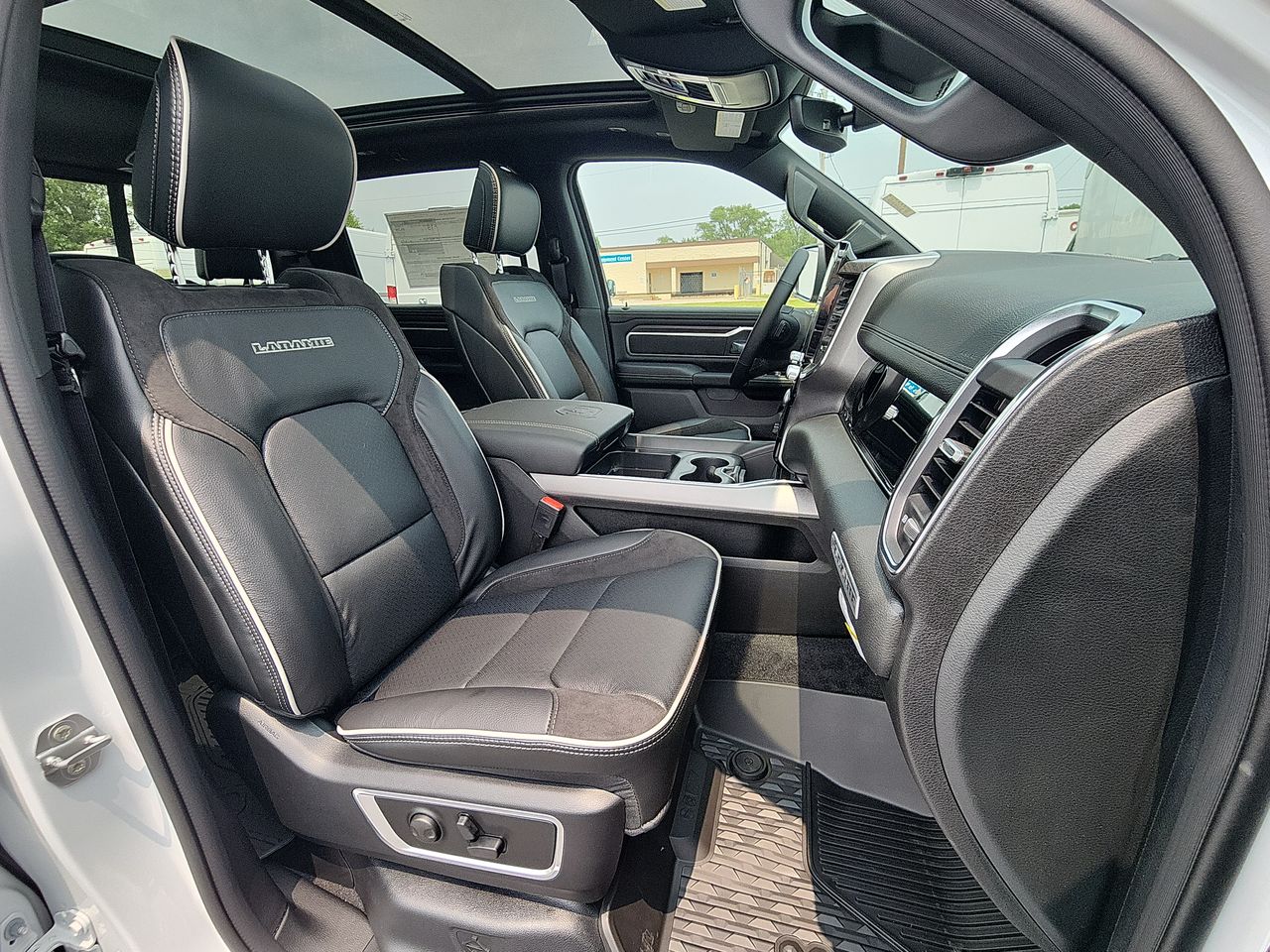 2025 Ram 1500 Laramie photo 24