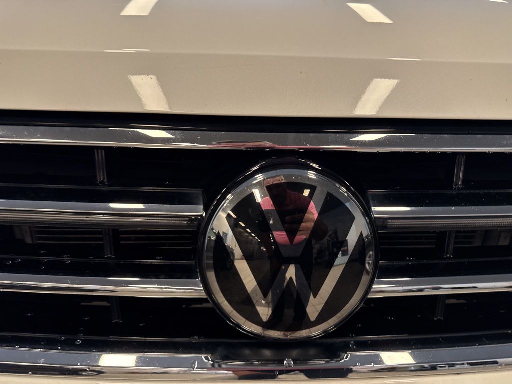 2022 Volkswagen Tiguan SEL Premium R-Line photo 3
