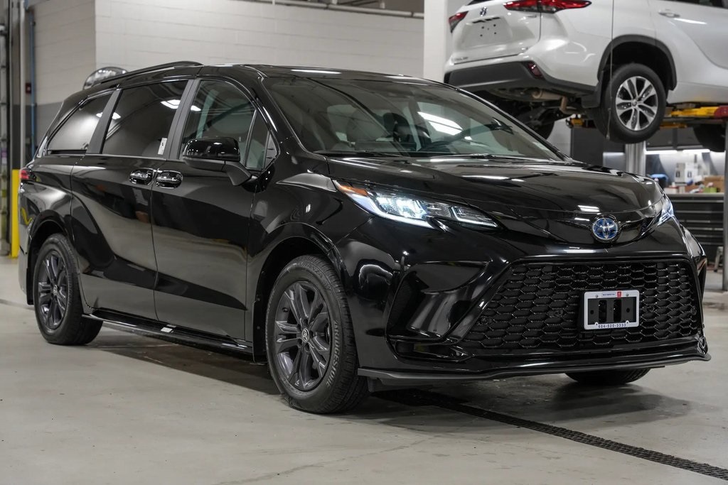 2025 Toyota Sienna LE's photo