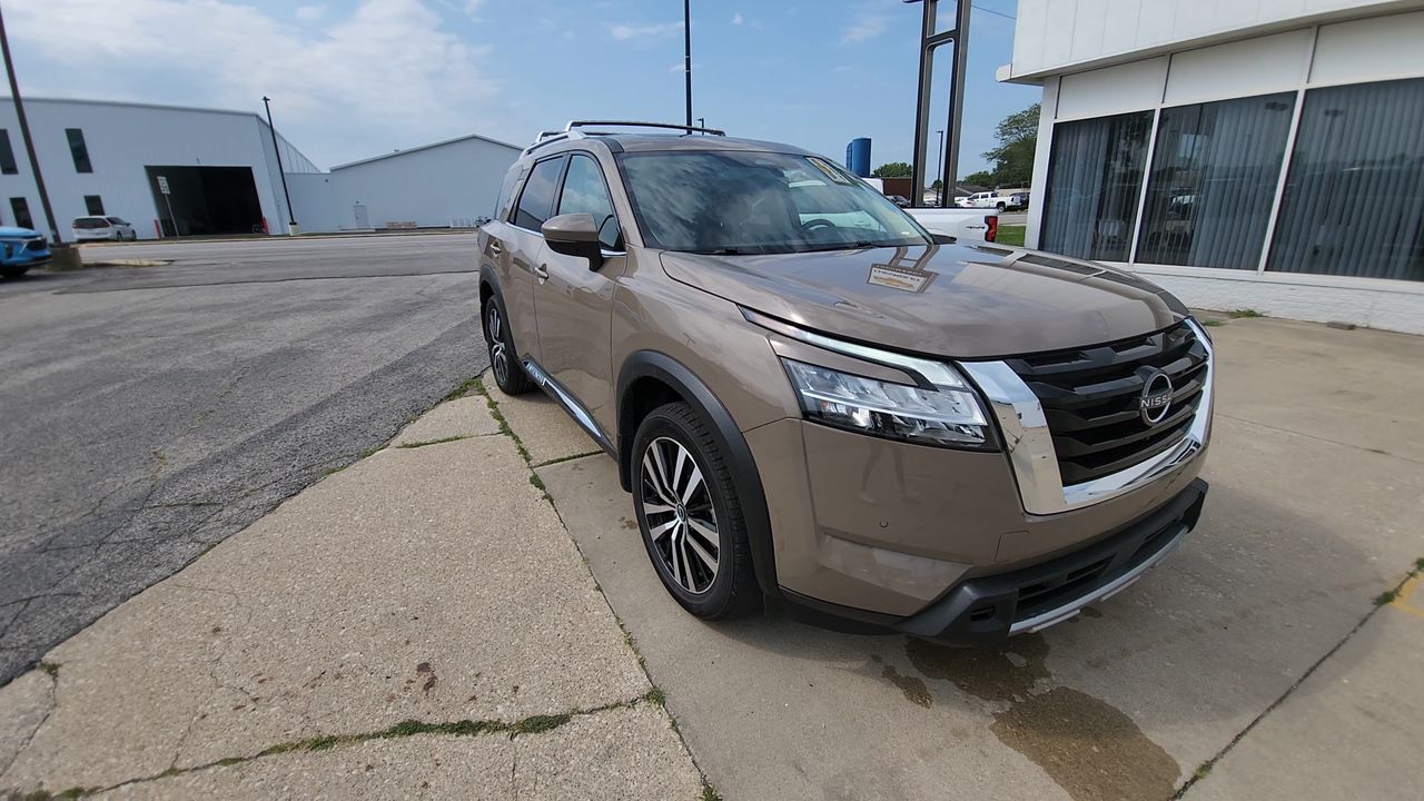 2023 Nissan Pathfinder Platinum photo 2