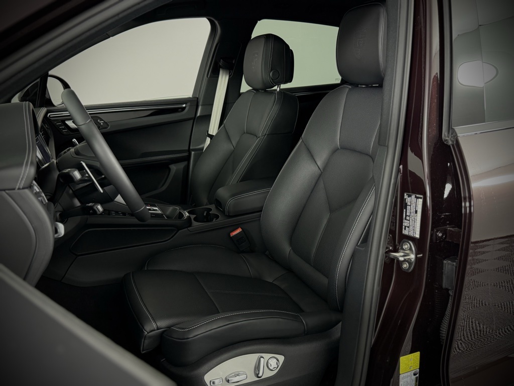 2025 Porsche Macan T photo 5