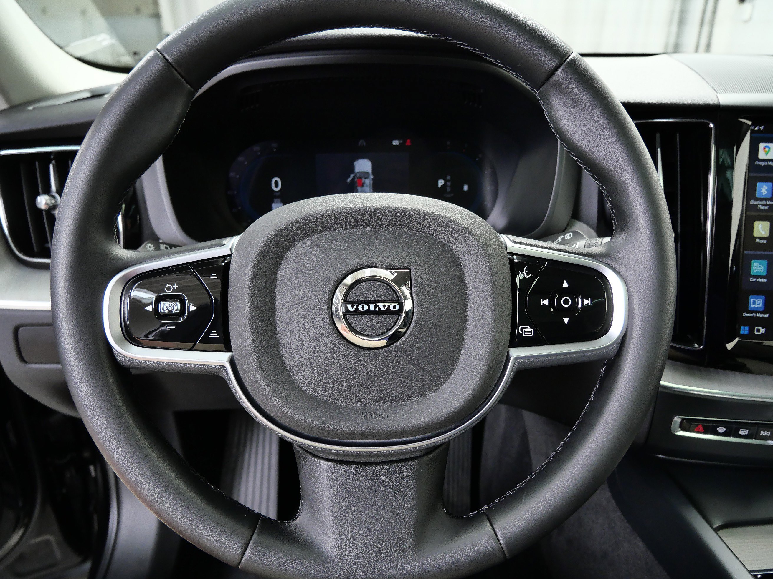 2025 Volvo XC60 Plus photo 23