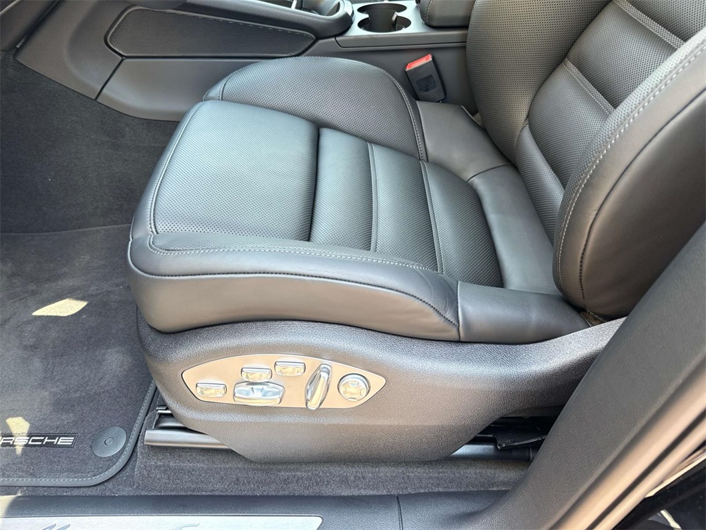 2025 Porsche Macan S photo 21