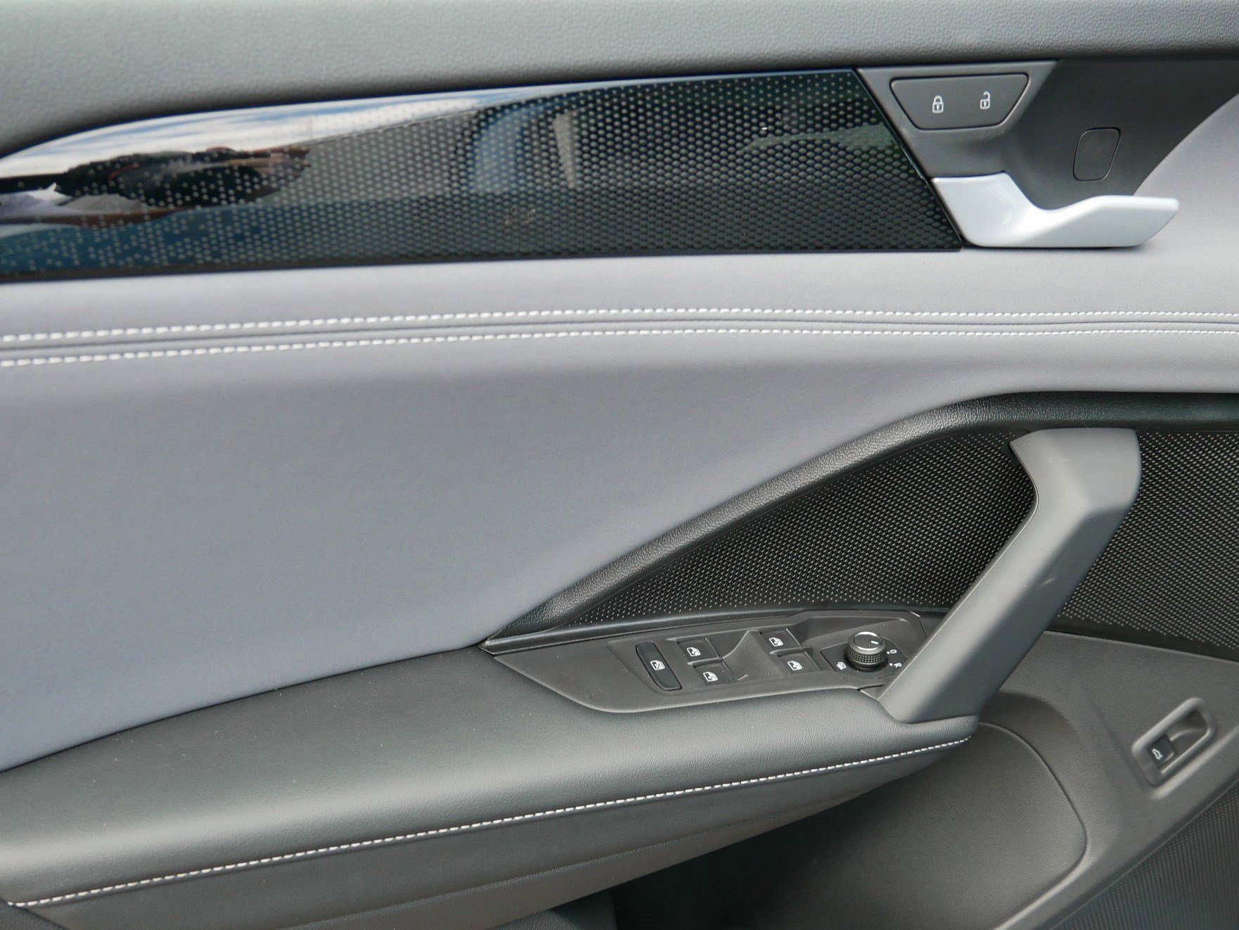 2025 Volkswagen Tiguan SE photo 4