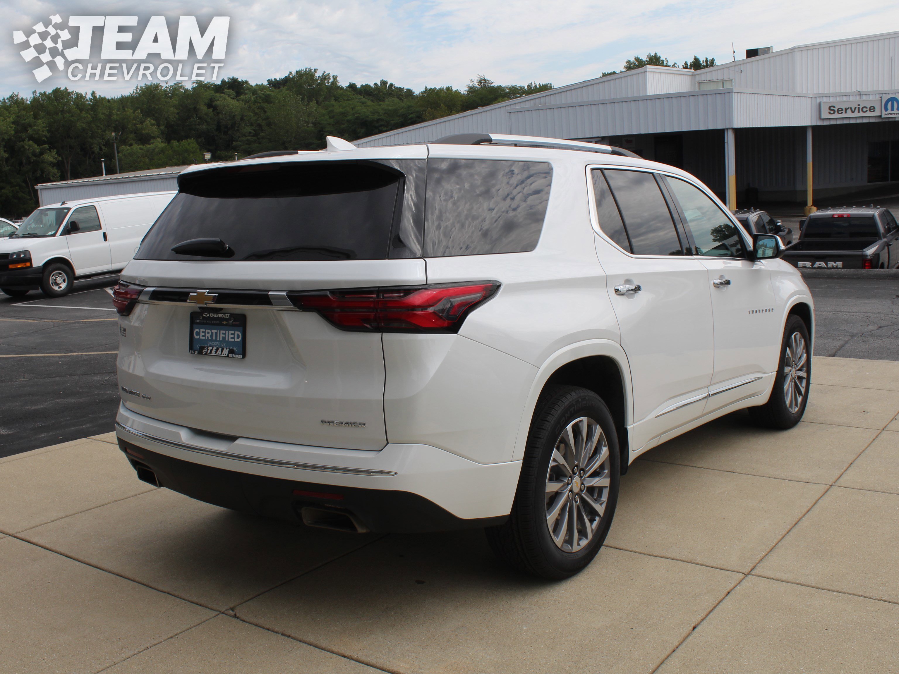 2023 Chevrolet Traverse Premier photo 2