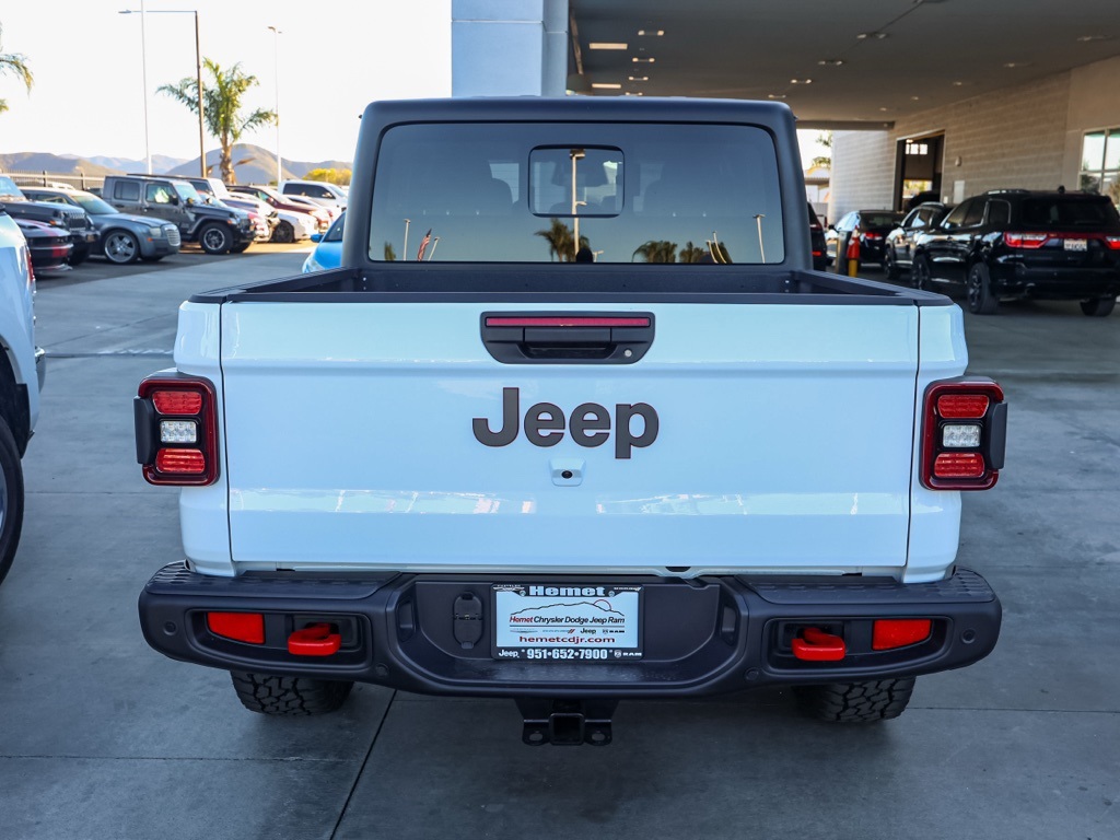 New 2026 Bright White Clear-Coat Exterior Paint Jeep Rubicon image 4