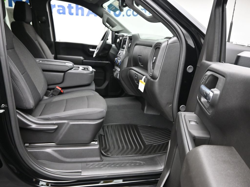2025 Chevrolet Silverado 2500HD Custom photo 5