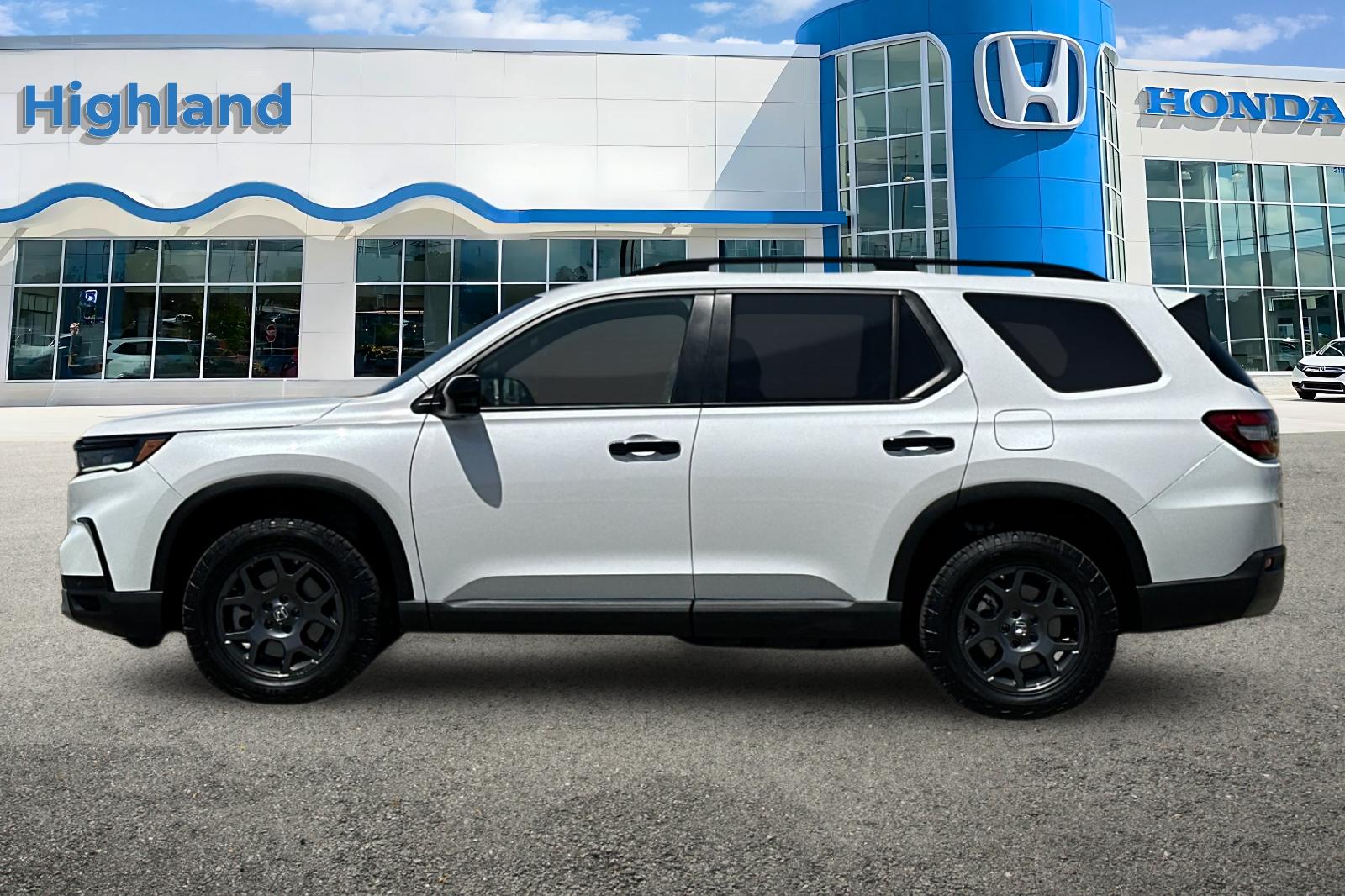 2025 Honda Pilot TrailSport photo 2
