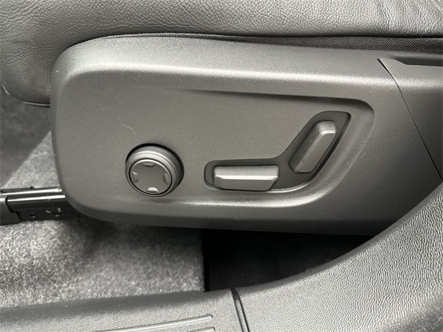 2025 Volvo XC40 Plus photo 4