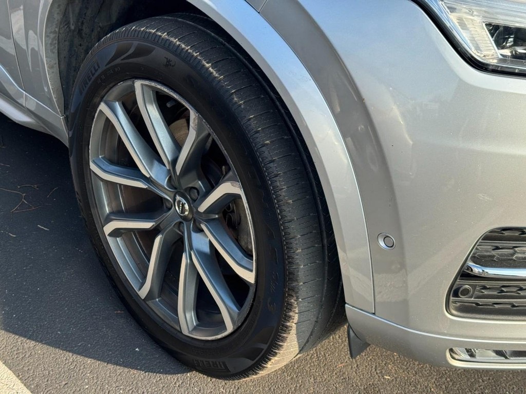 2017 Volvo XC90 T6 Momentum photo 4