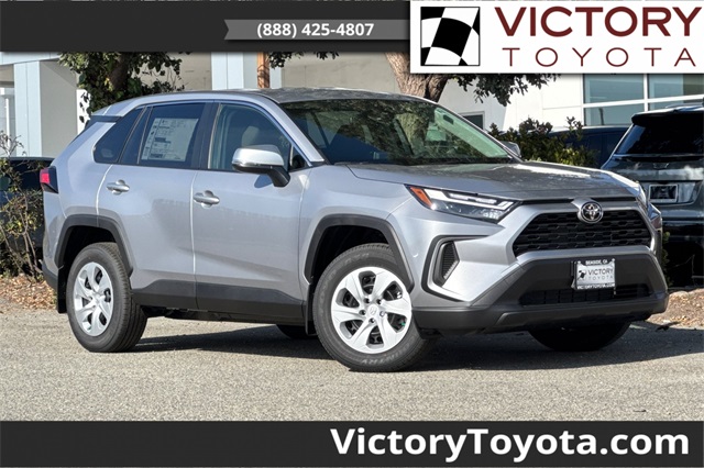 2025 Toyota RAV4 LE's photo