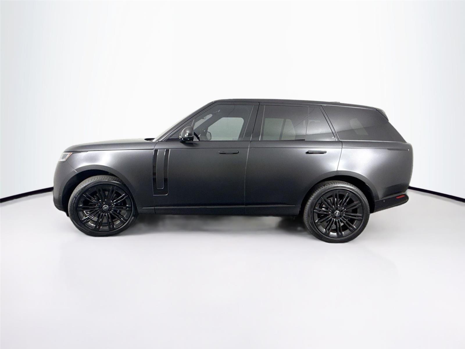 2023 Land Rover Range Rover SE photo 9