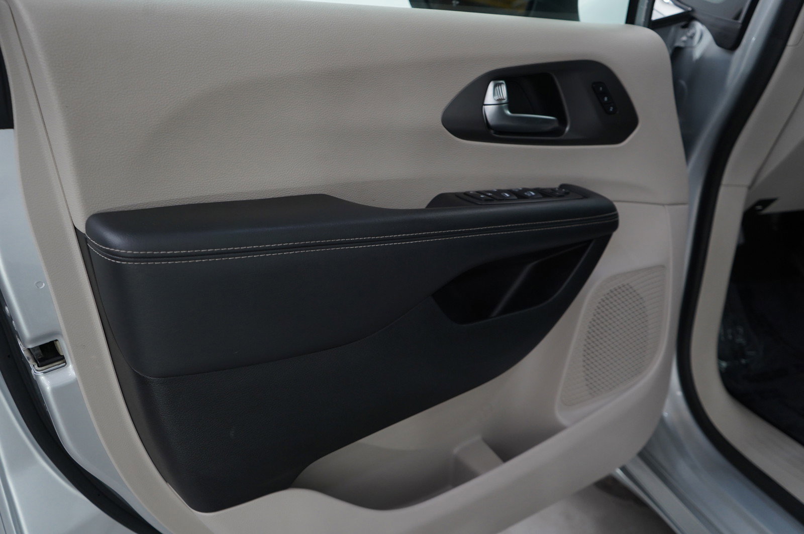 2023 Chrysler Pacifica Touring L photo 24