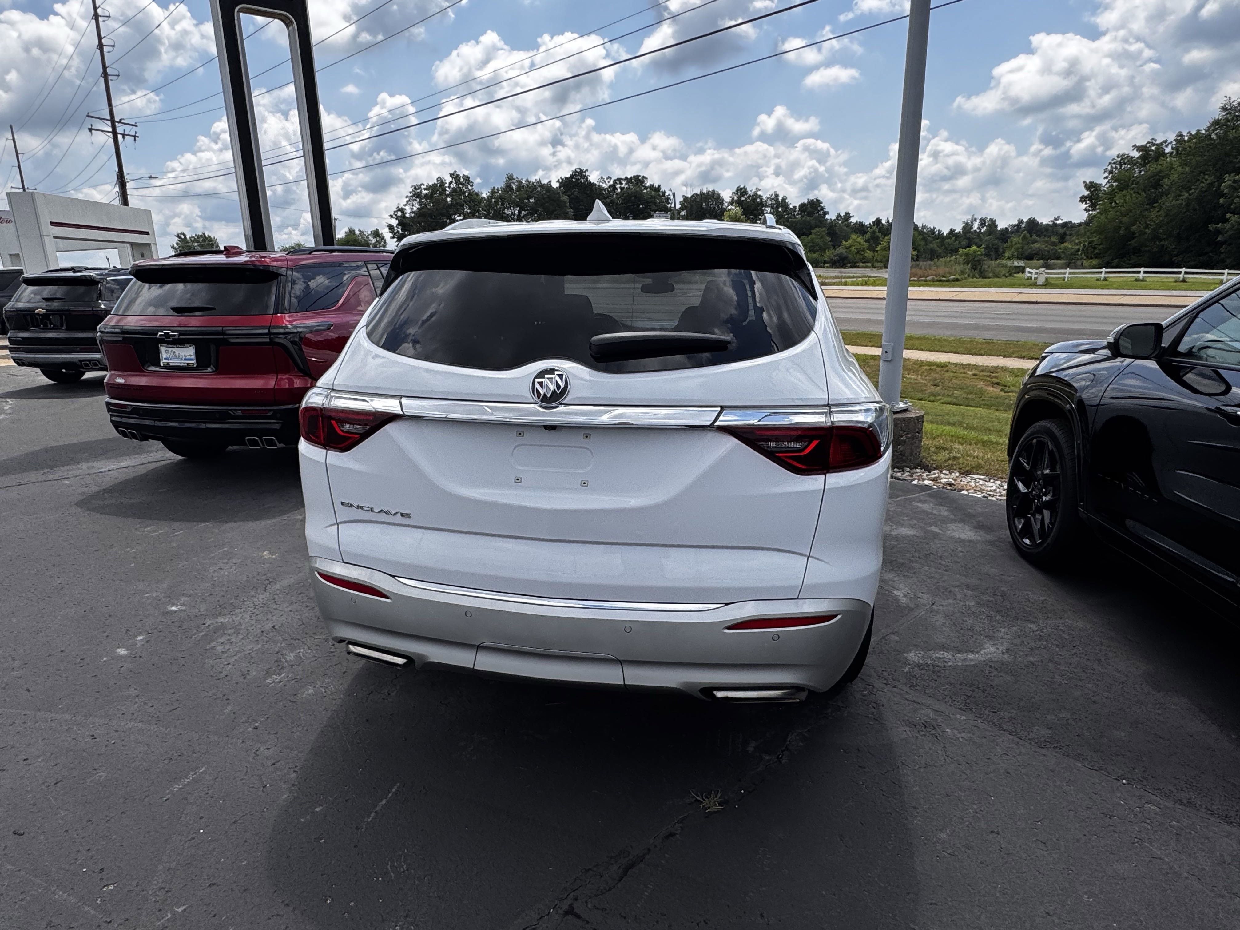 2023 Buick Enclave Essence photo 3