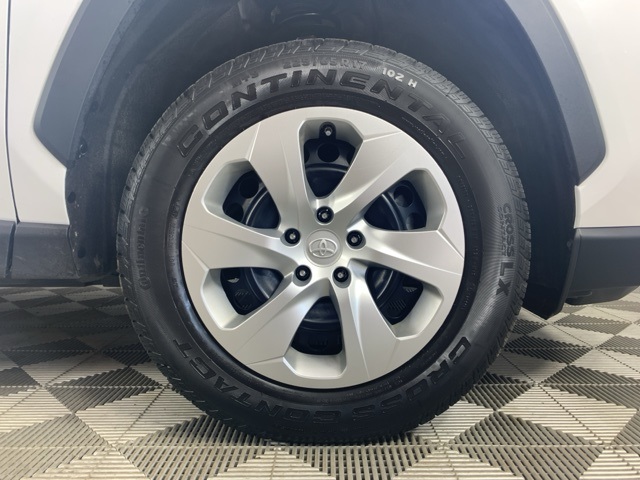 2022 Toyota RAV4 LE photo 9