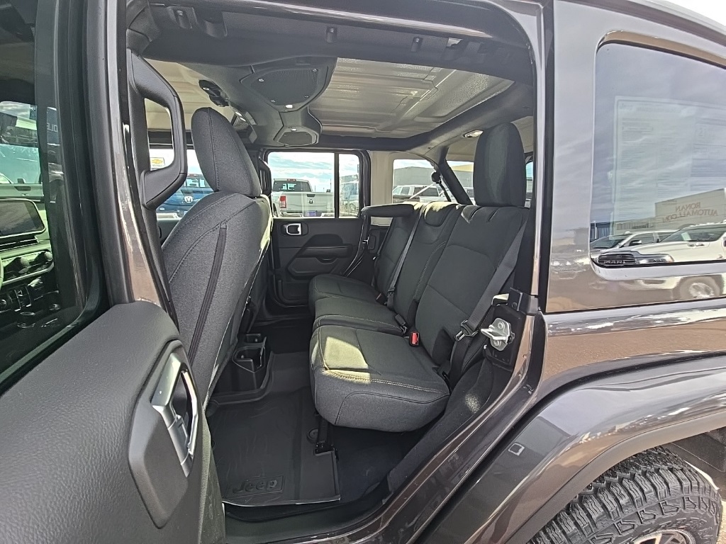 2025 Jeep Wrangler Sahara photo 15