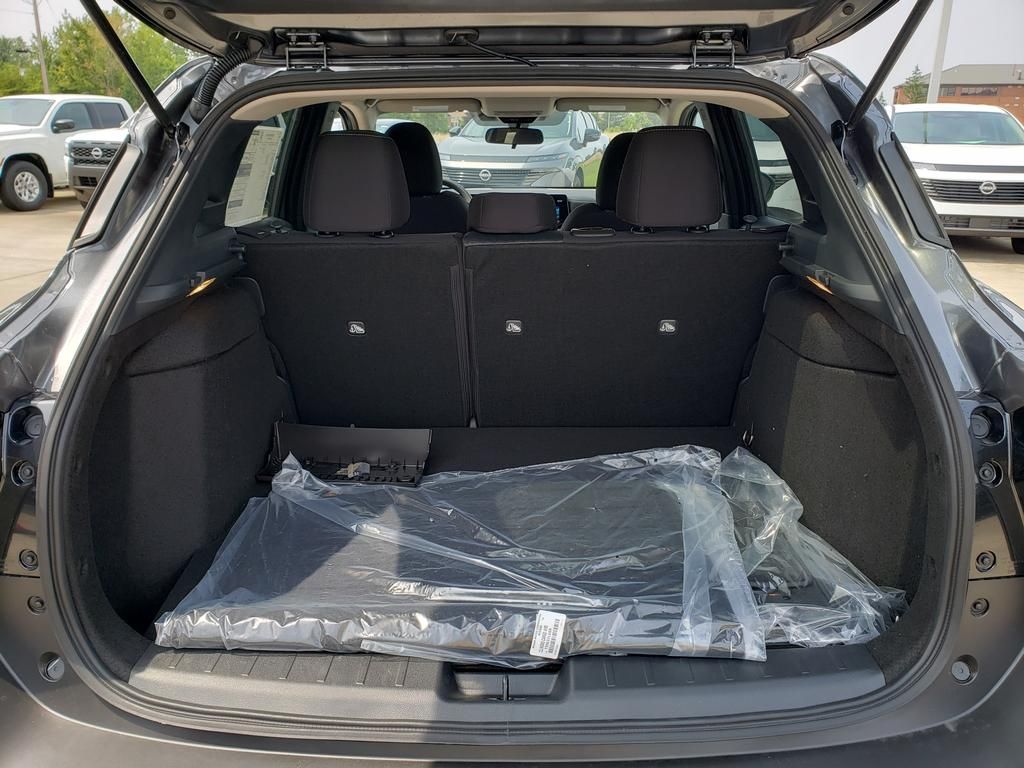 2025 Nissan Kicks SV photo 4