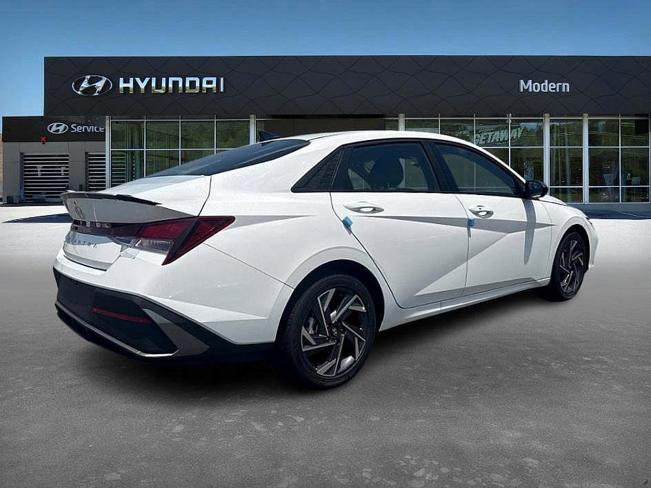 2025 Hyundai Elantra SEL Sport photo 3