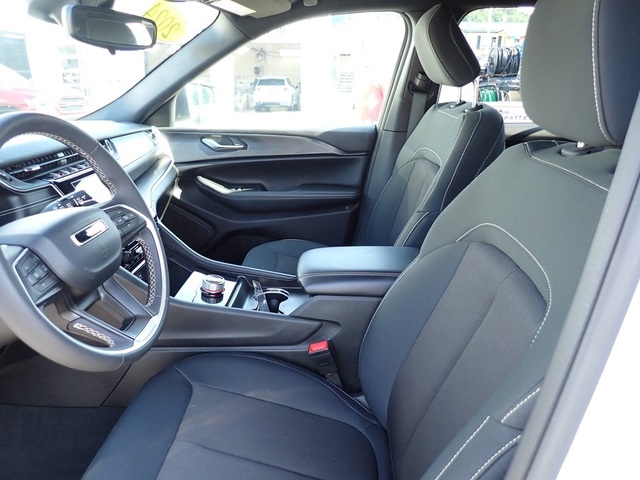 2024 Jeep Grand Cherokee Laredo photo 11