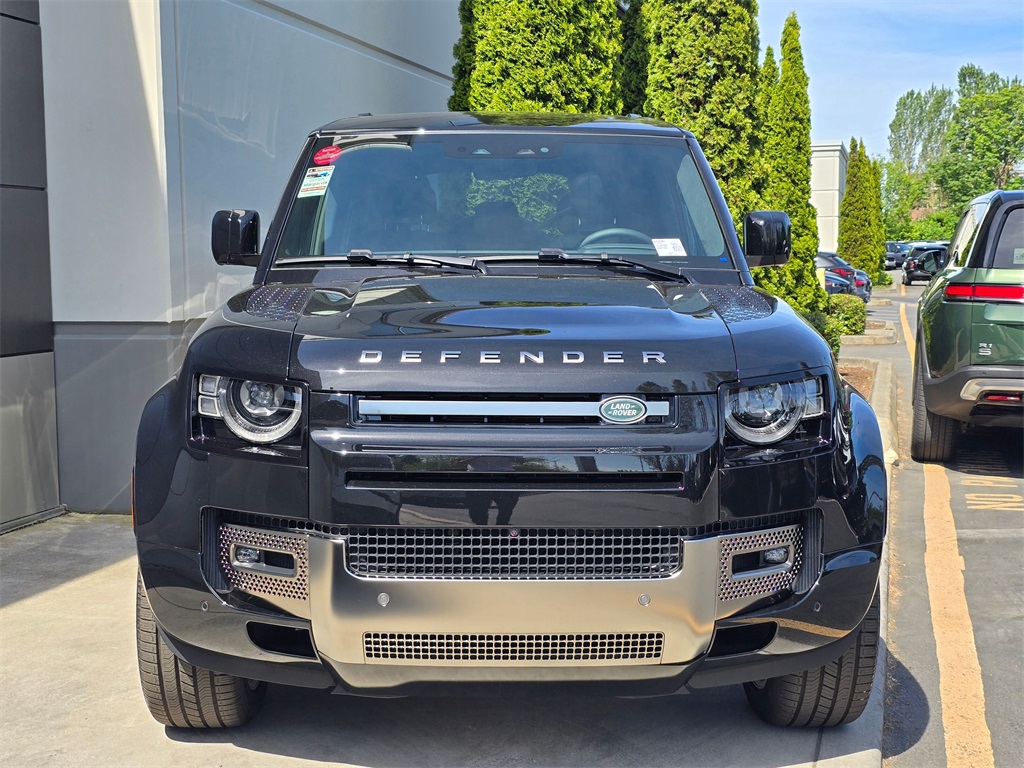 2025 Land Rover Defender 110 photo 2