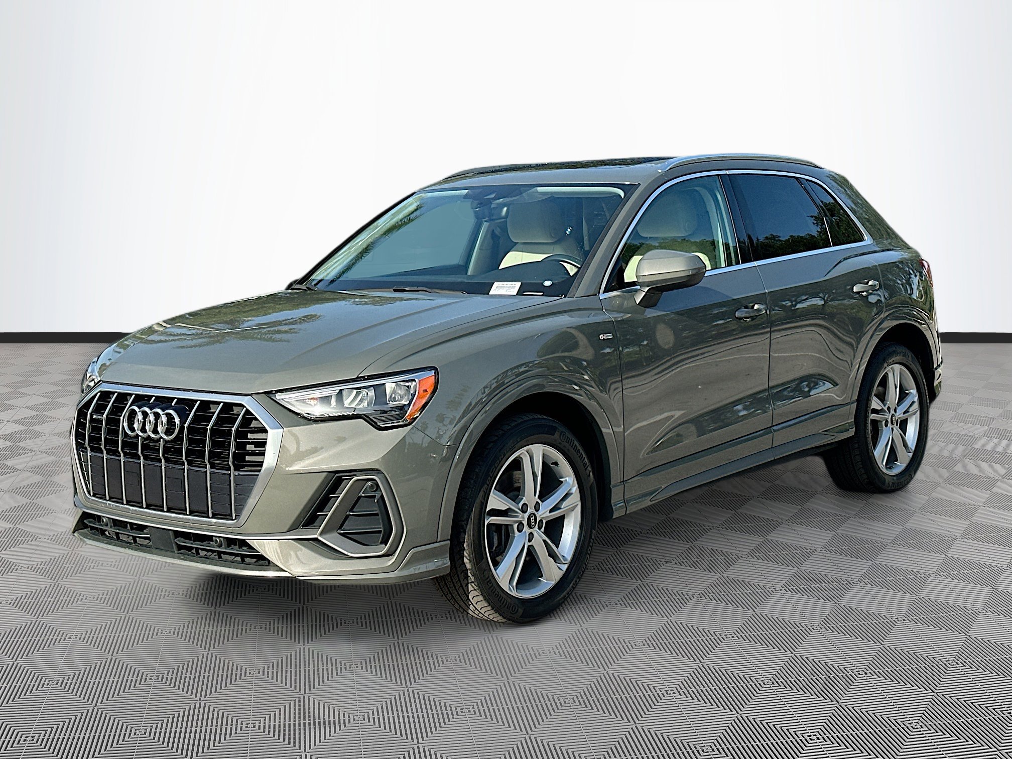 2020 Audi Q3 S line Premium photo 3