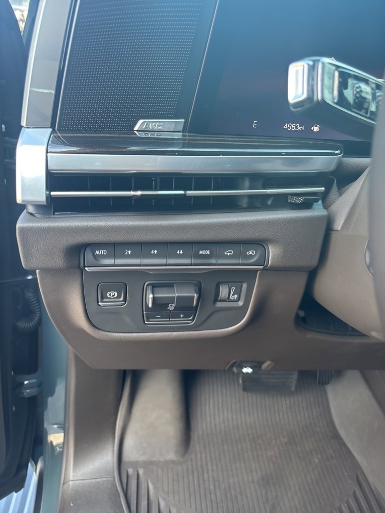 2025 Cadillac Escalade Premium Luxury photo 17