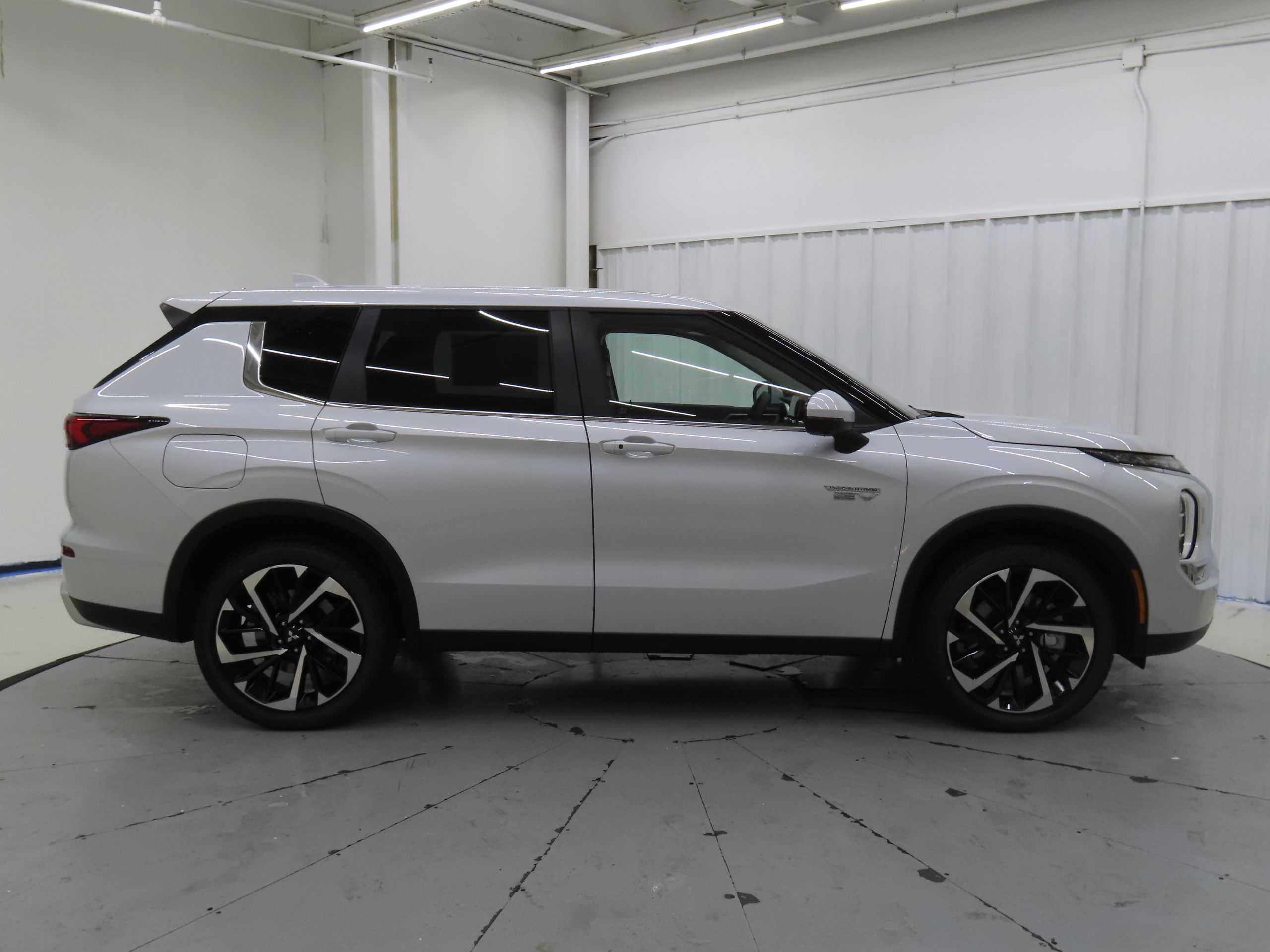 2025 Mitsubishi Outlander PHEV SE photo 2