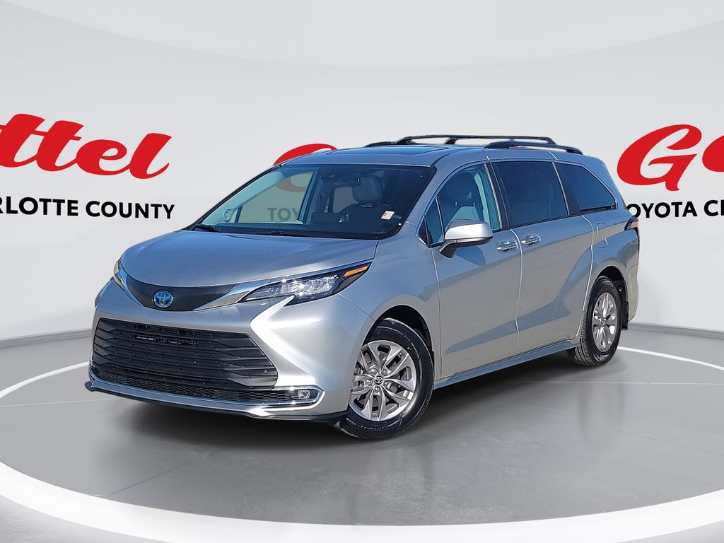 2024 Toyota Sienna XLE's photo
