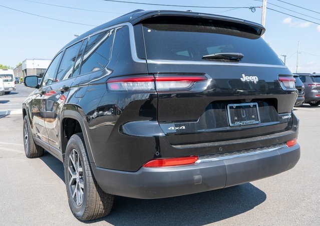2025 Jeep Grand Cherokee Limited photo 3