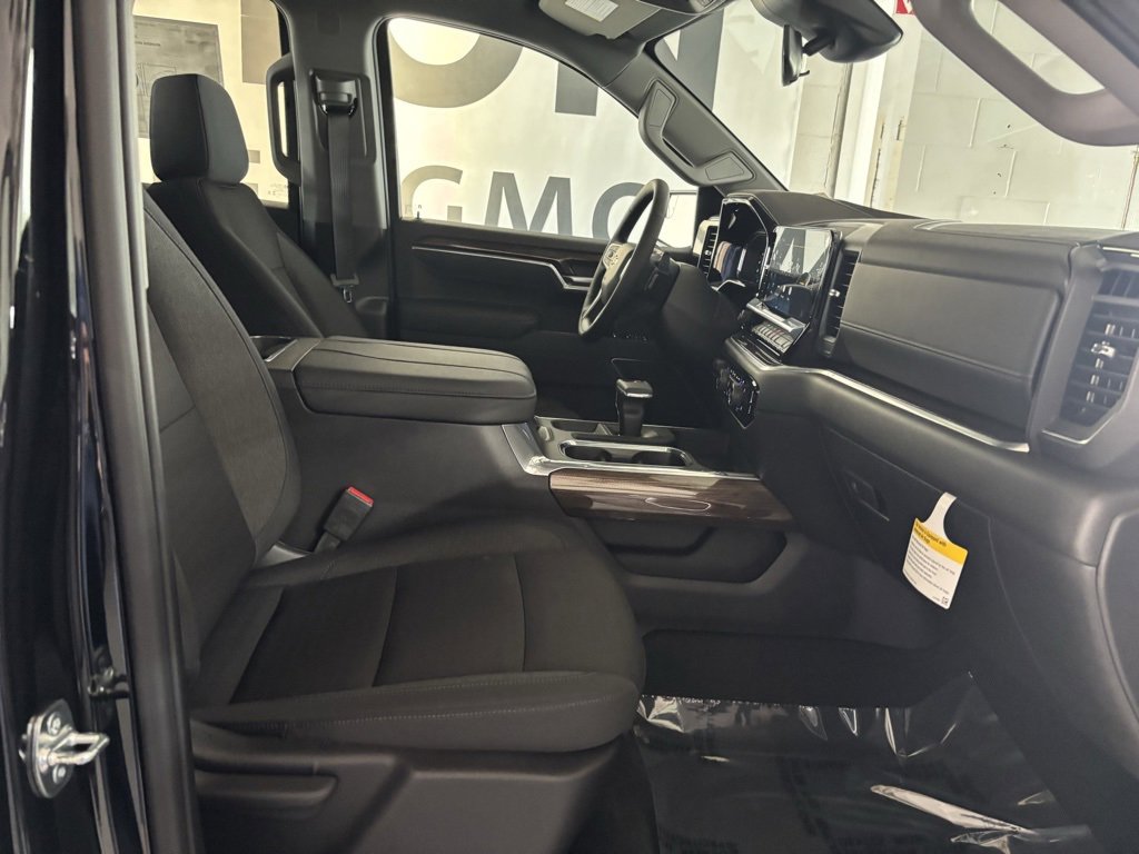 2025 Chevrolet Silverado 1500 LT photo 18