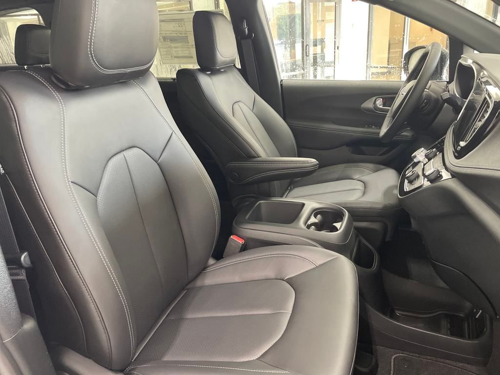 2025 Chrysler Pacifica photo 11