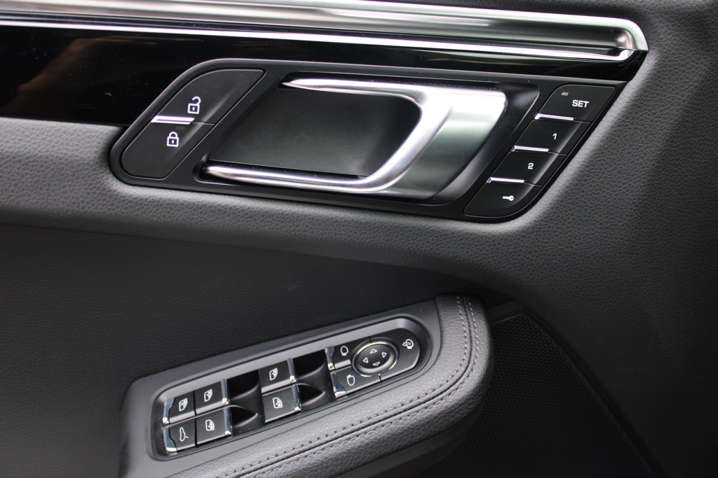 2024 Porsche Macan T photo 17