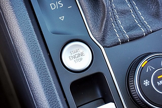 Used 2022 Silver Volkswagen 3.6L V6 SE w/Technology image 34