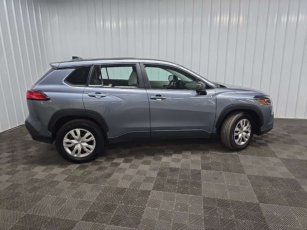 2023 Toyota Corolla Cross L photo 2