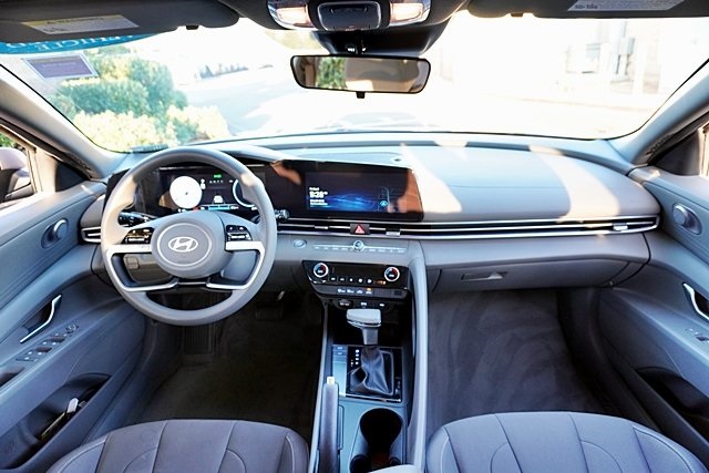2024 Hyundai Elantra SEL photo 16