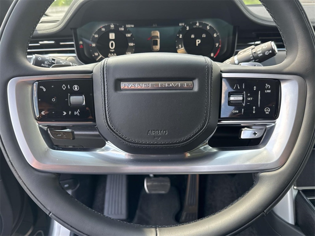 2025 Land Rover Range Rover SE photo 3